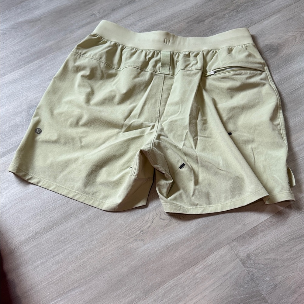 Lululemon men’s shorts size medium - Picture 4 of 5